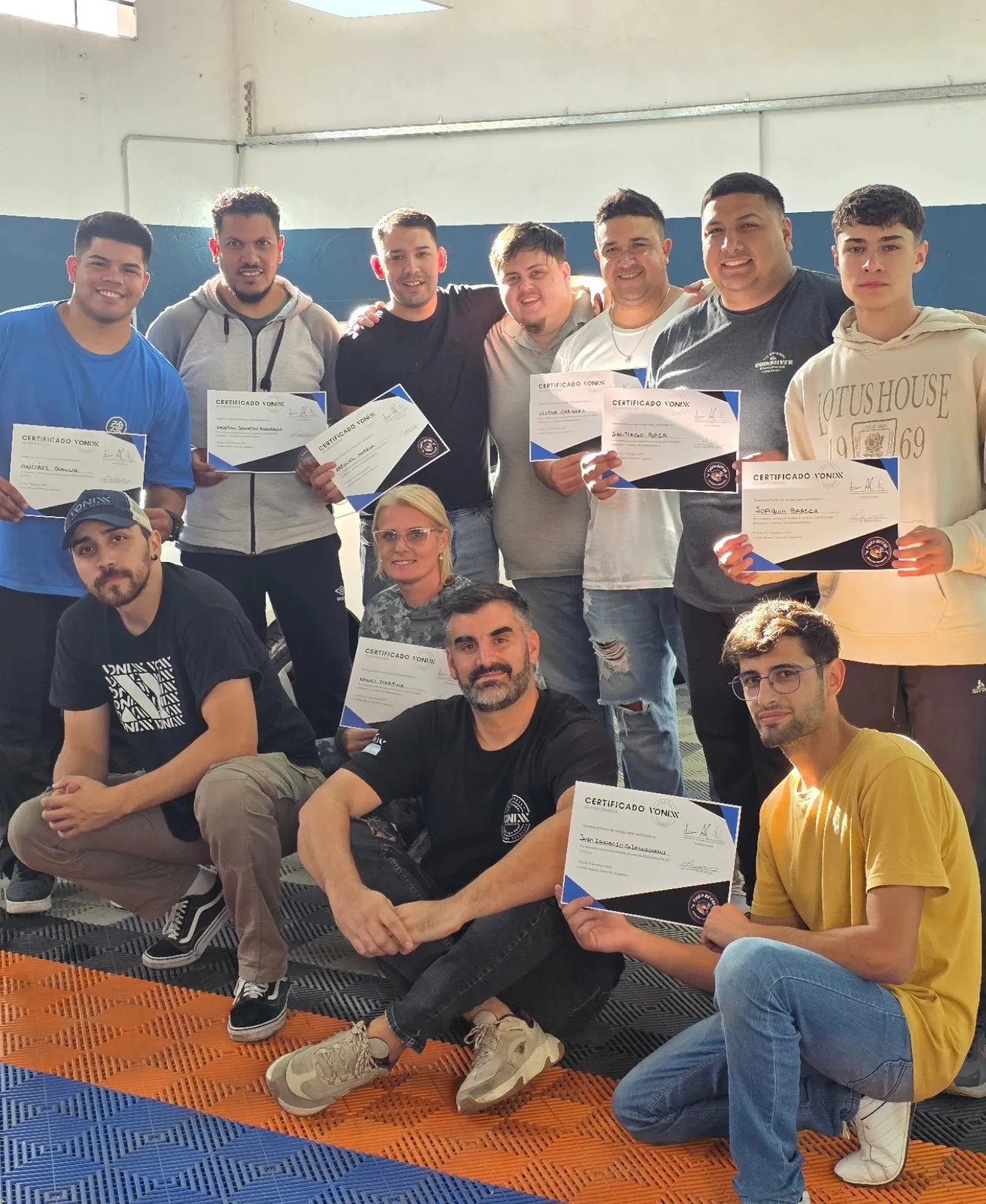 Egresados con su certificación oficial